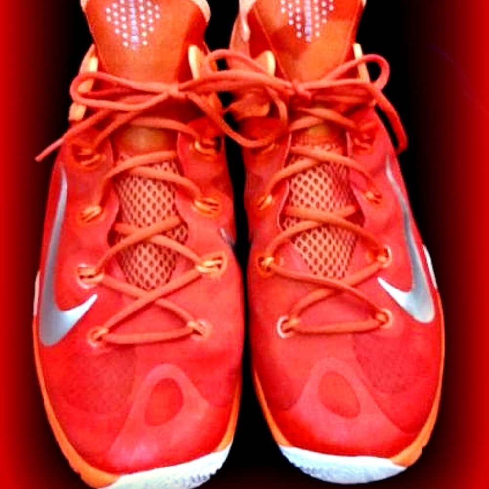 New Nike Mens Hyperrev Sneakers size 17